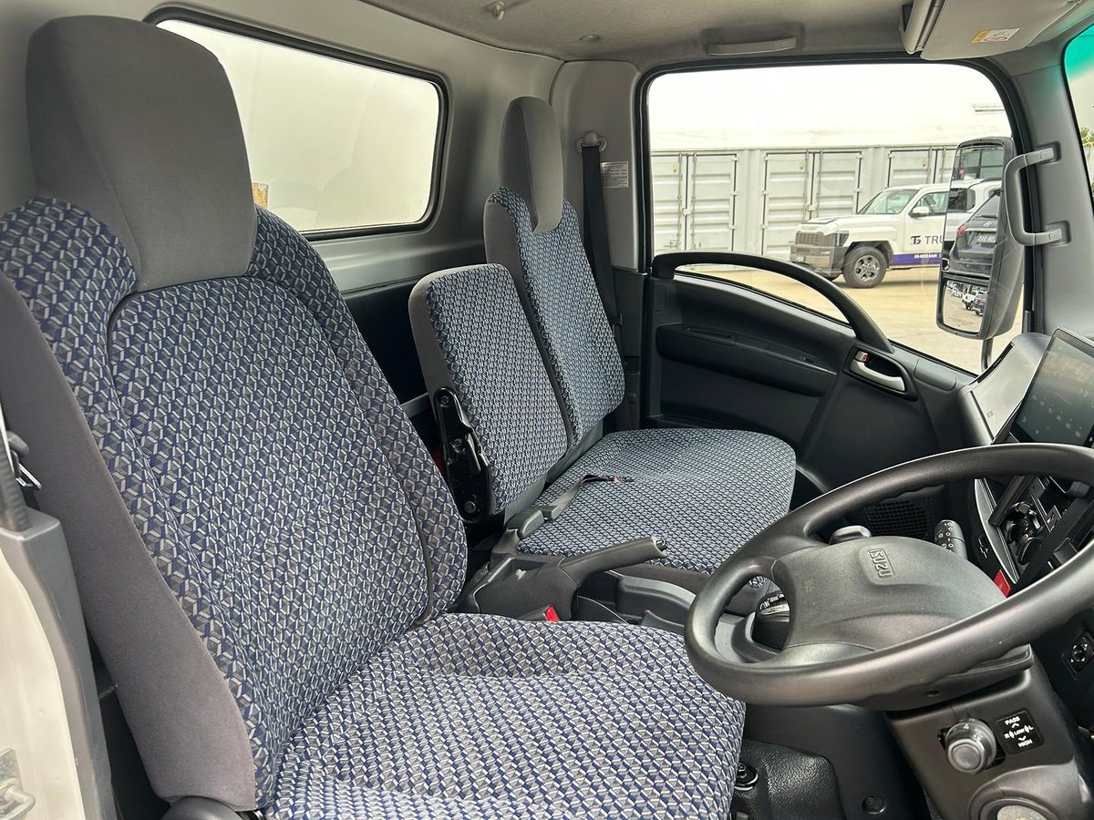 2023 Isuzu N Series NNR 45-150 Vanpack image 11