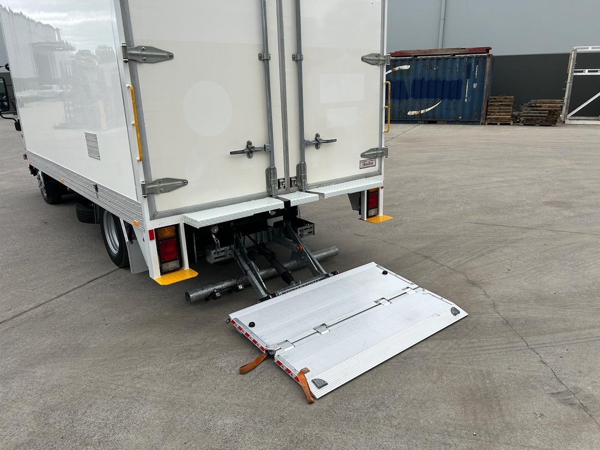 2023 Isuzu N Series NNR 45-150 Vanpack image 17