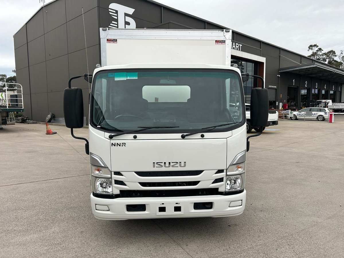 2023 Isuzu N Series NNR 45-150 Vanpack image 2