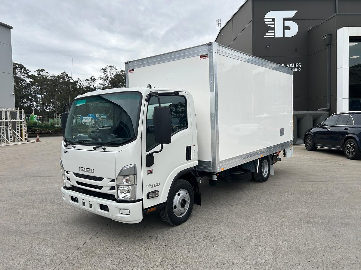 2023 Isuzu N Series NNR 45-150 Vanpack image 3