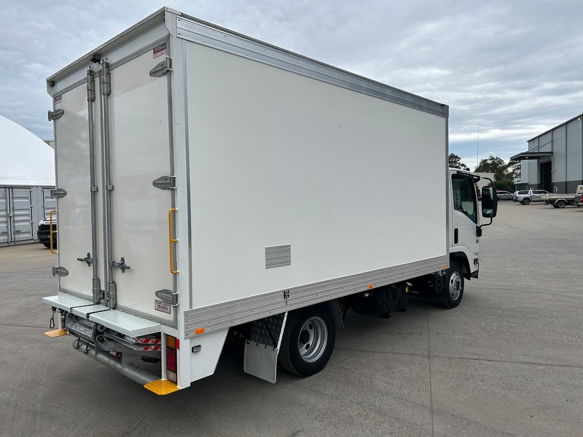 2023 Isuzu N Series NNR 45-150 Vanpack image 8