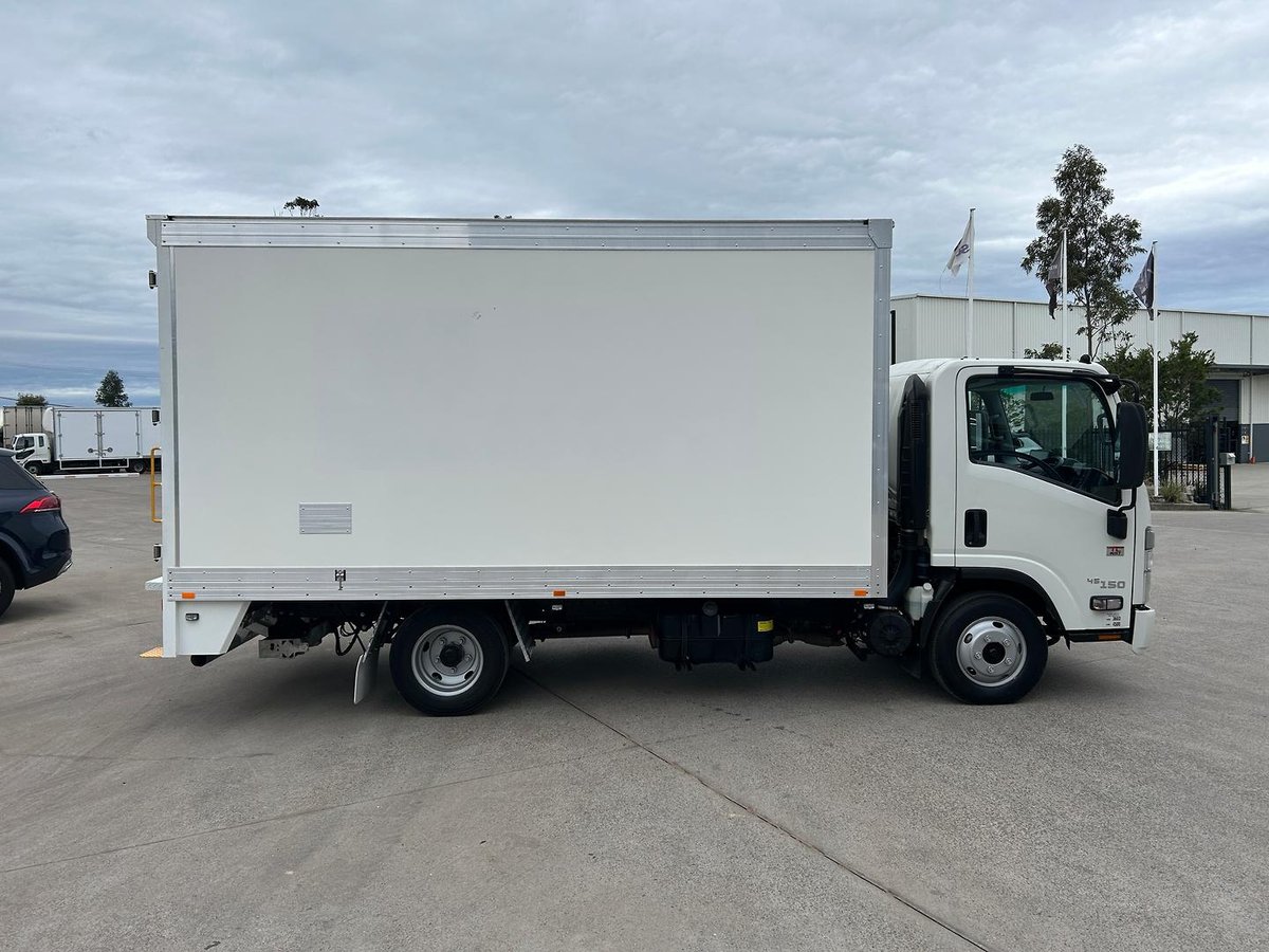2023 Isuzu N Series NNR 45-150 Vanpack image 9