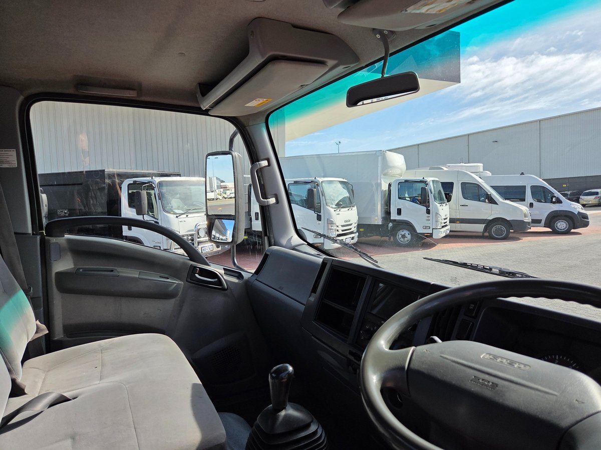 2010 Isuzu Trucks Npr275 2 Ton Tray/box/h Racks image 11