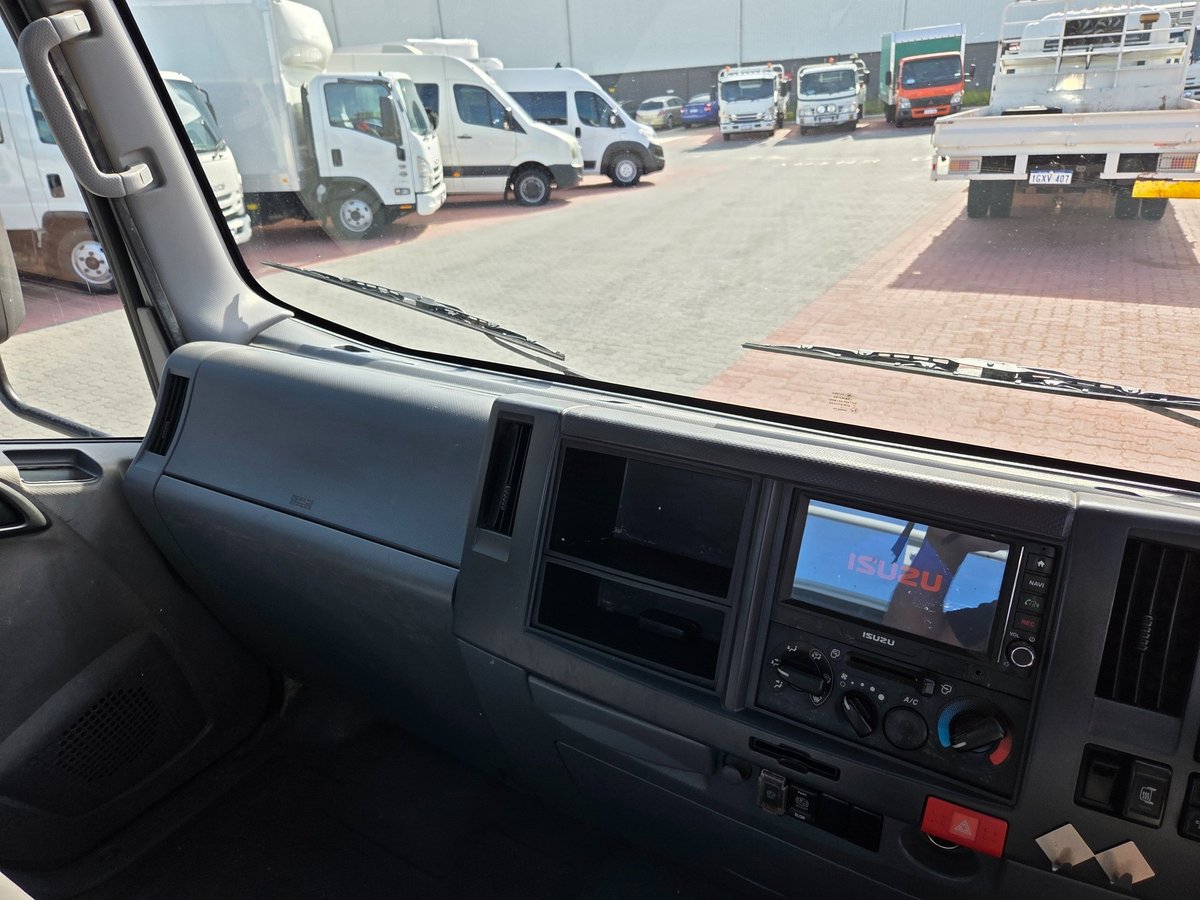 2010 Isuzu Trucks Npr275 2 Ton Tray/box/h Racks image 13