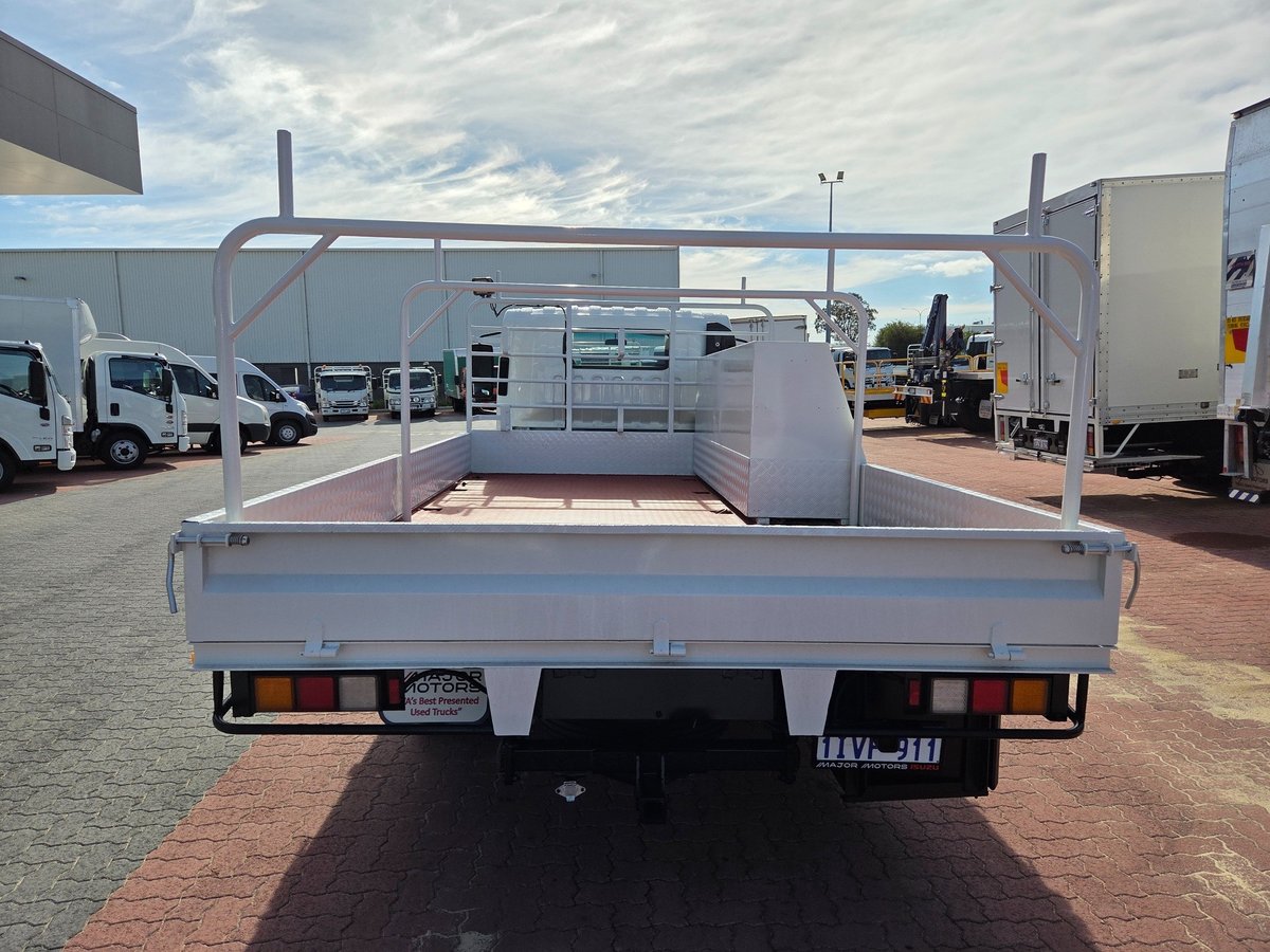 2010 Isuzu Trucks Npr275 2 Ton Tray/box/h Racks image 21