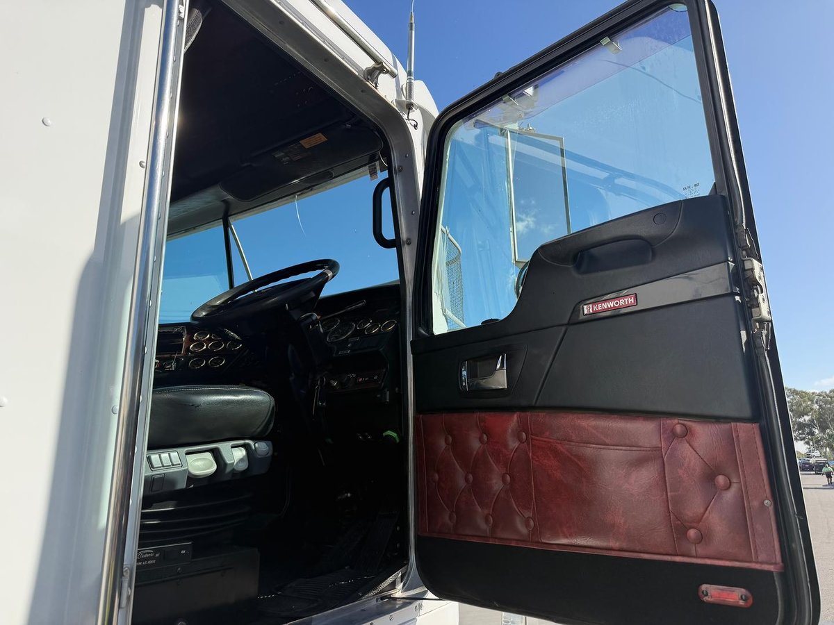 2018 Kenworth K200 image 17