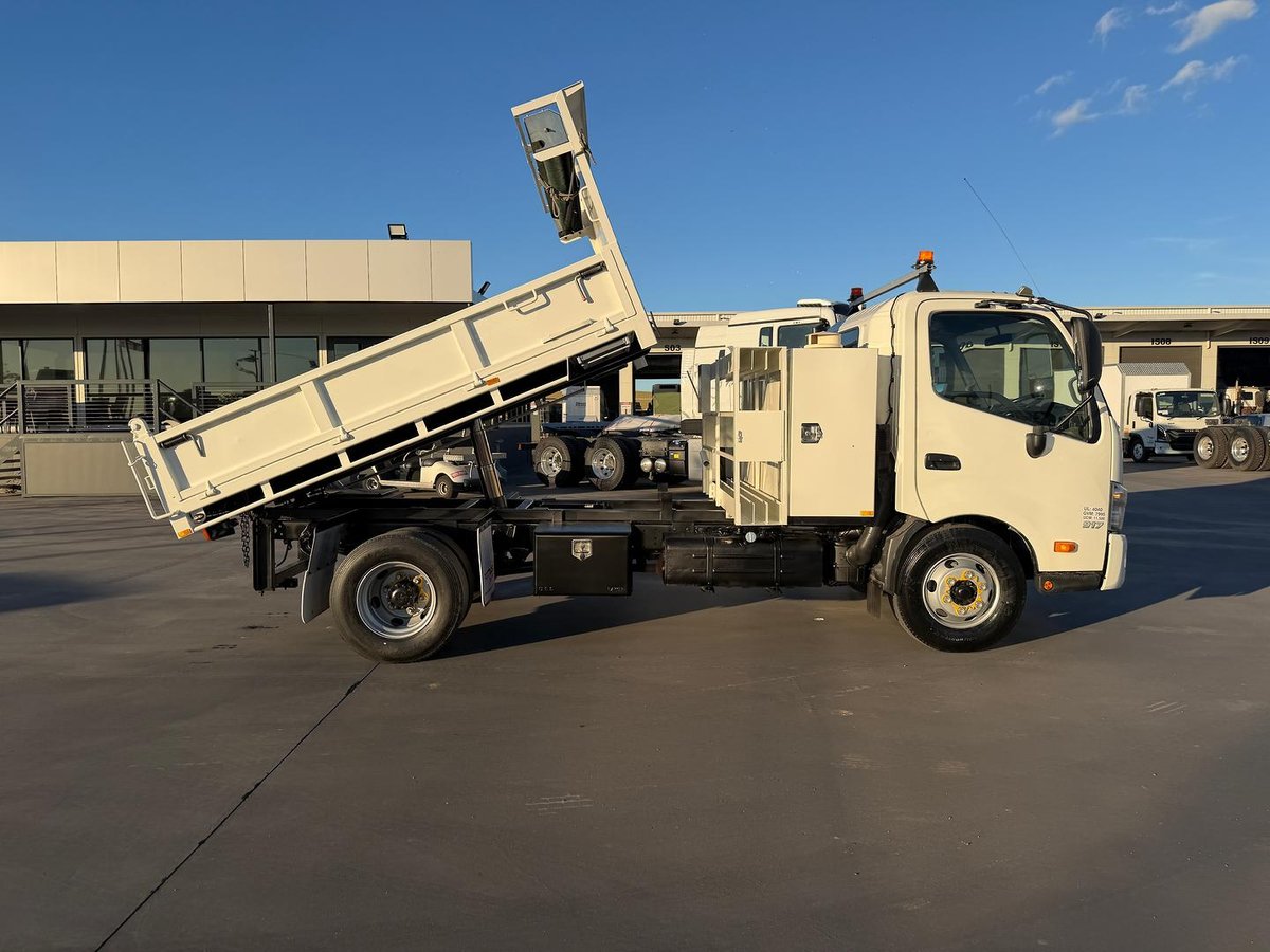 2014 Hino 300 Series 917 Medium image 12