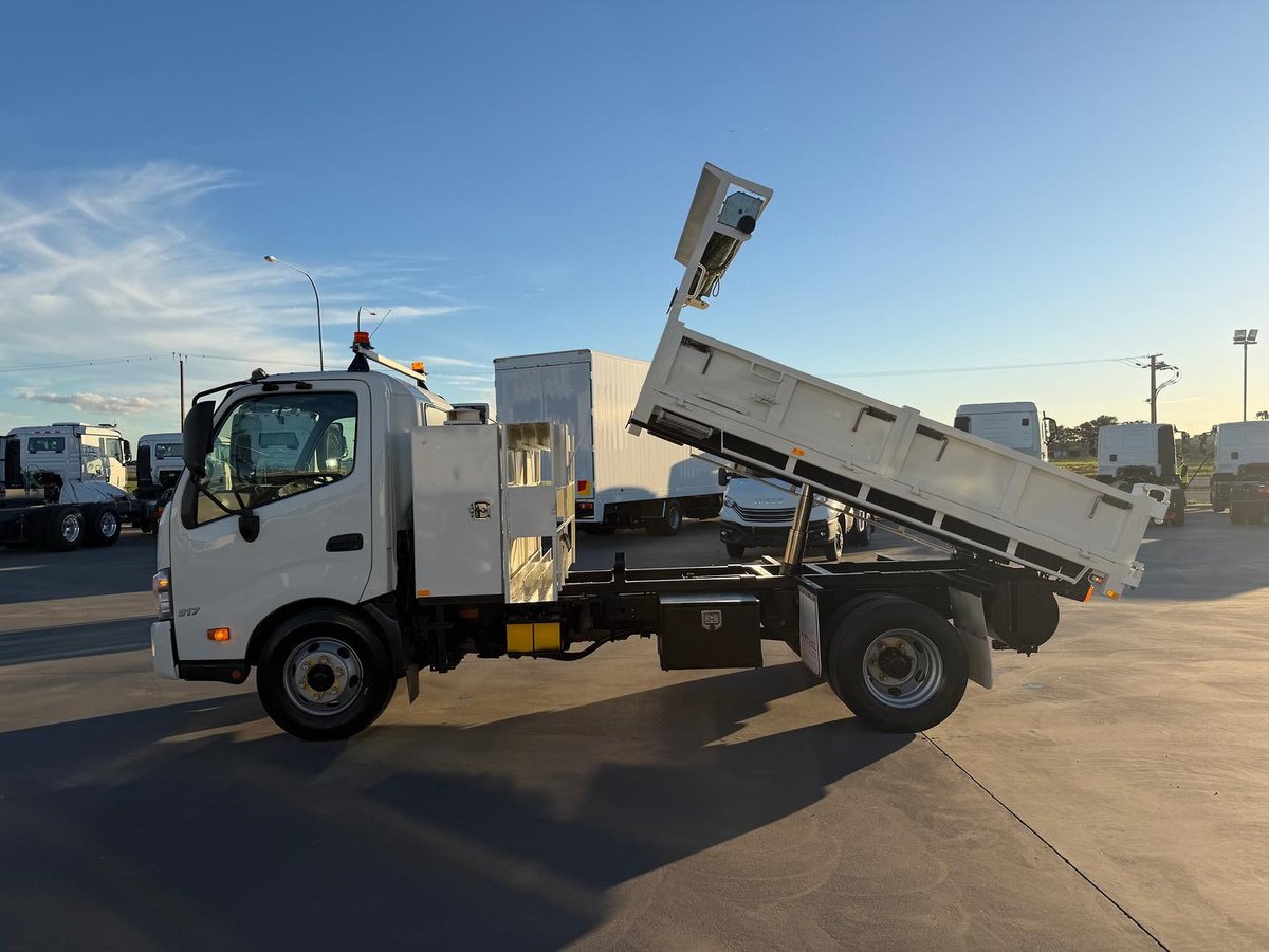 2014 Hino 300 Series 917 Medium image 16