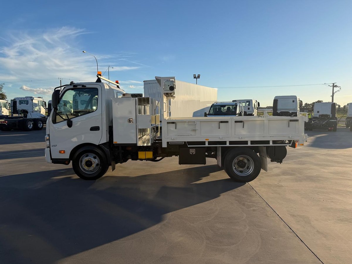 2014 Hino 300 Series 917 Medium image 4
