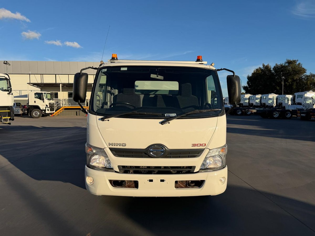 2014 Hino 300 Series 917 Medium image 2