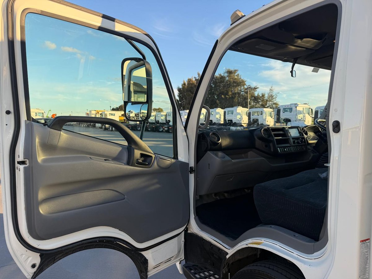 2014 Hino 300 Series 917 Medium image 34
