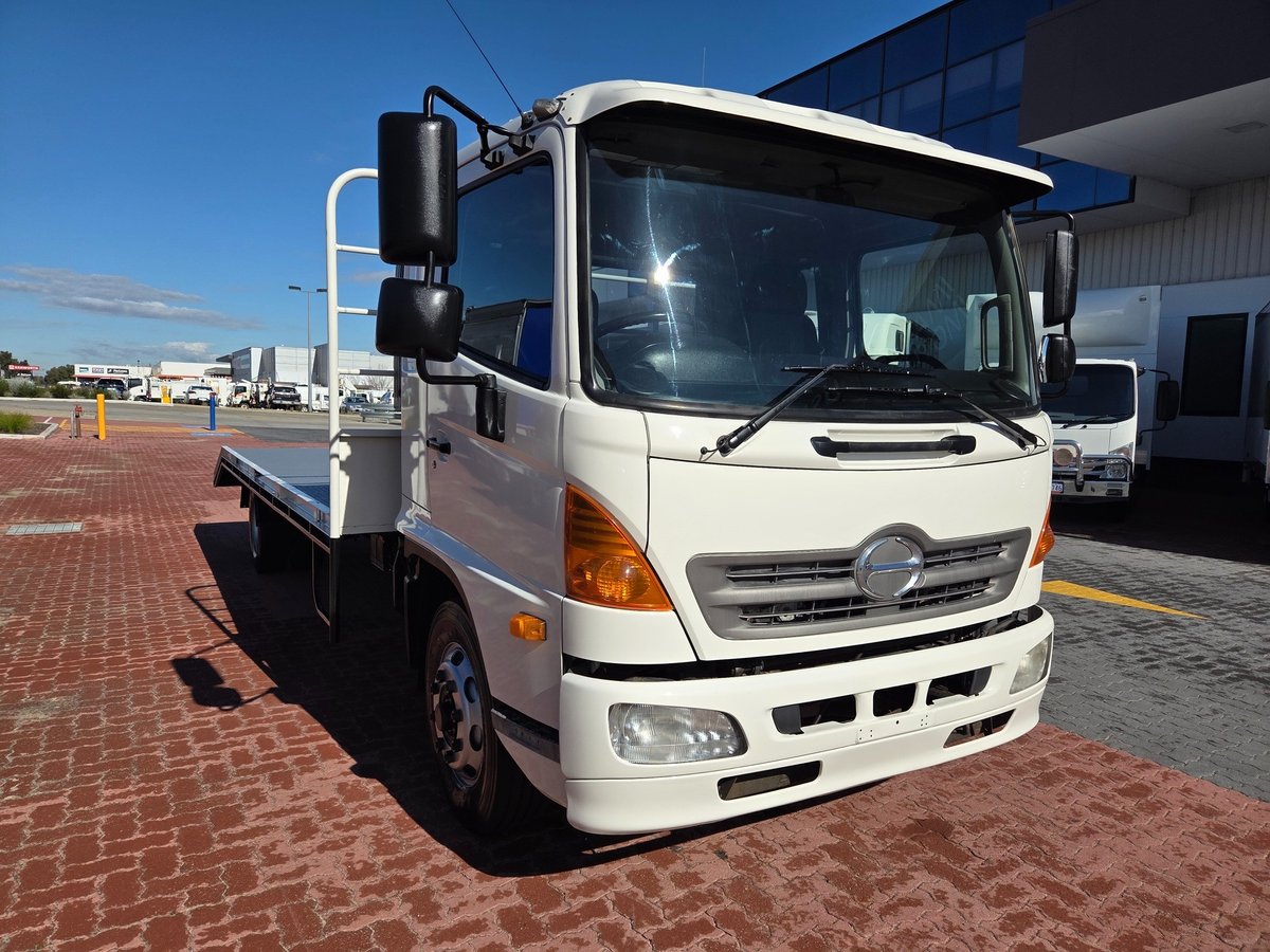 2014 Hino Fe 1426-500 Series 7 Ton Beavertail image 3
