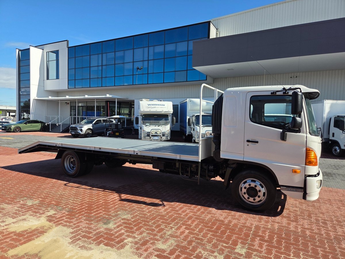 2014 Hino Fe 1426-500 Series 7 Ton Beavertail image 9