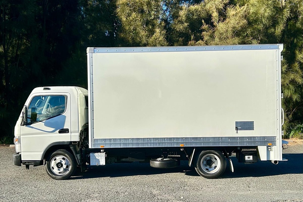 2019 Fuso Canter 515 image 2