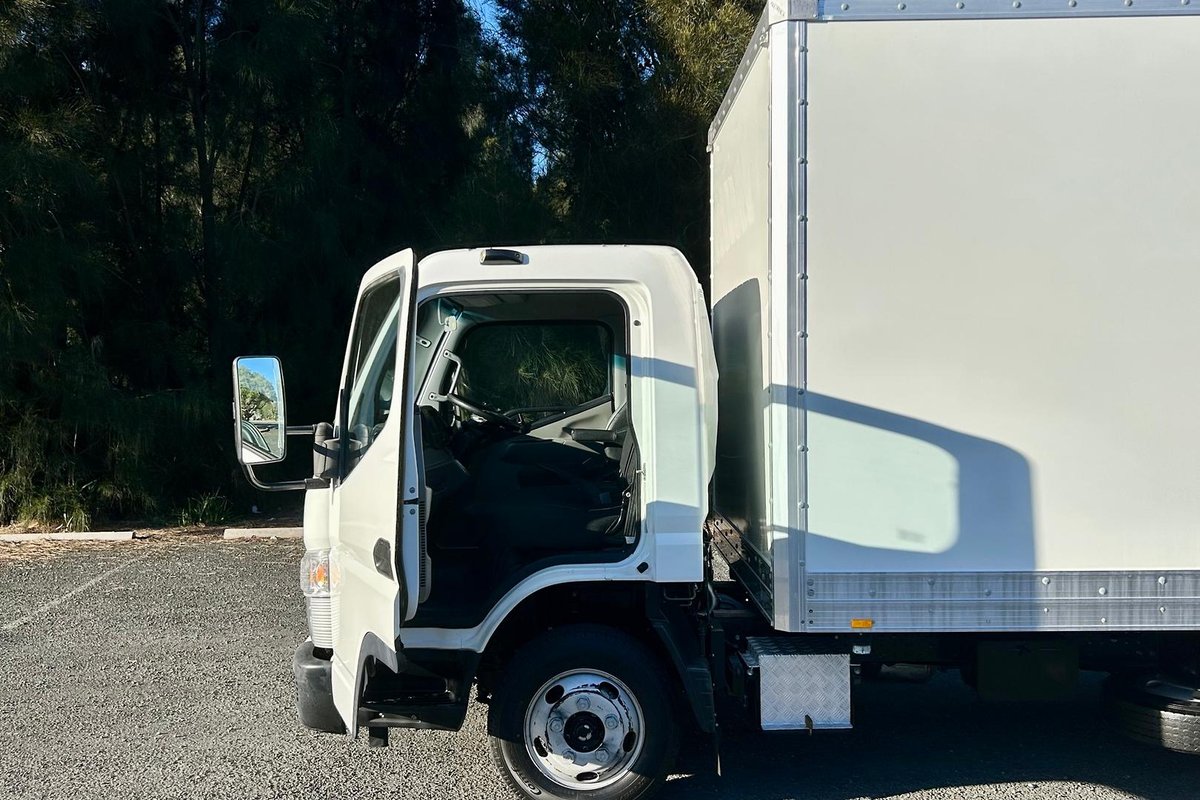 2019 Fuso Canter 515 image 18