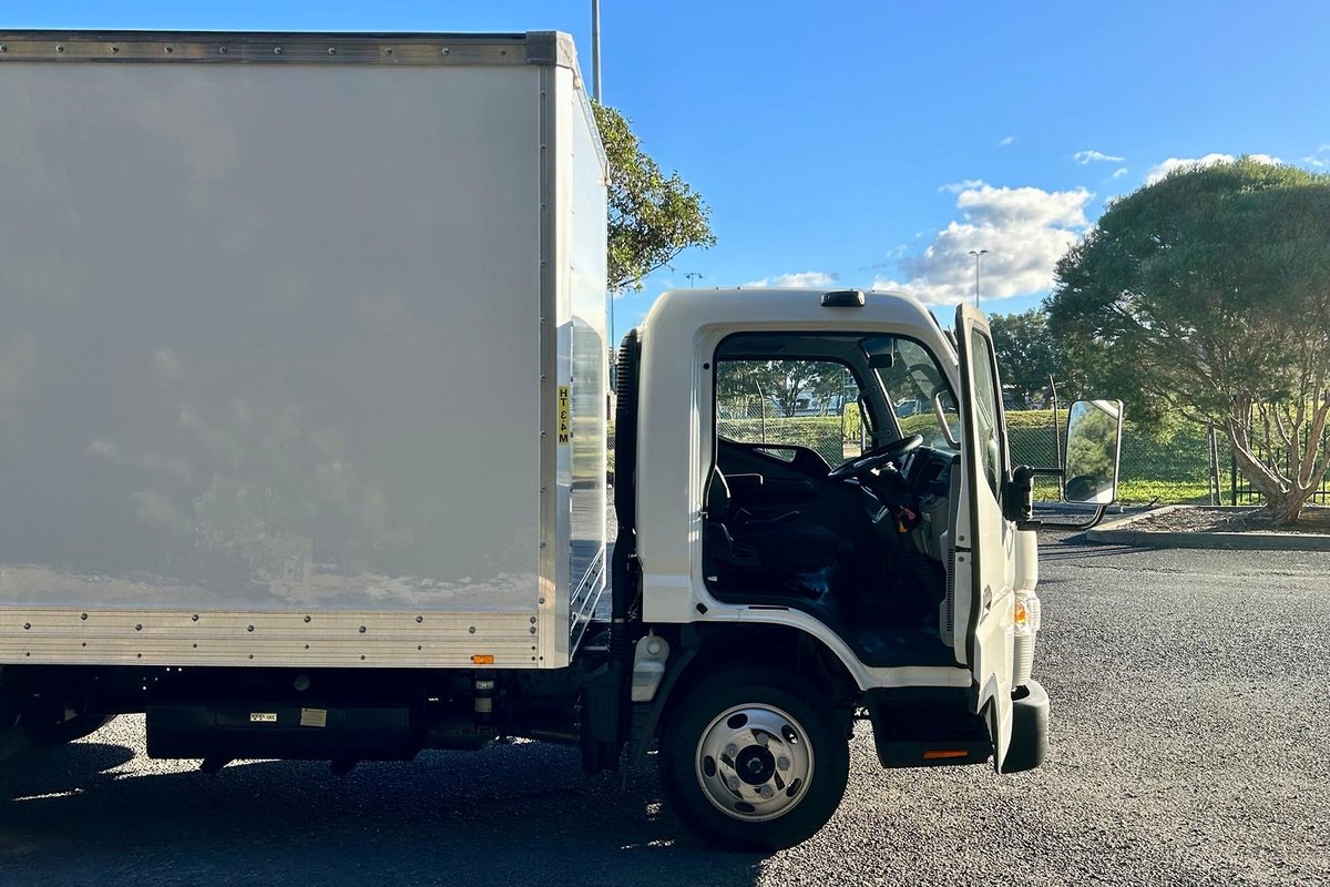 2019 Fuso Canter 515 image 19