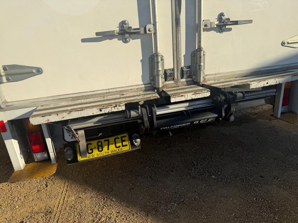 2022 Fuso Canter 515 image 9
