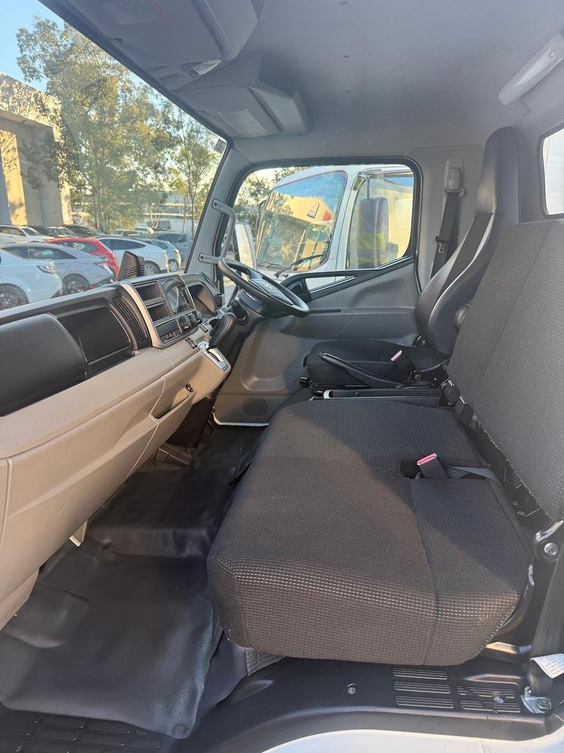 2022 Fuso Canter 515 image 18