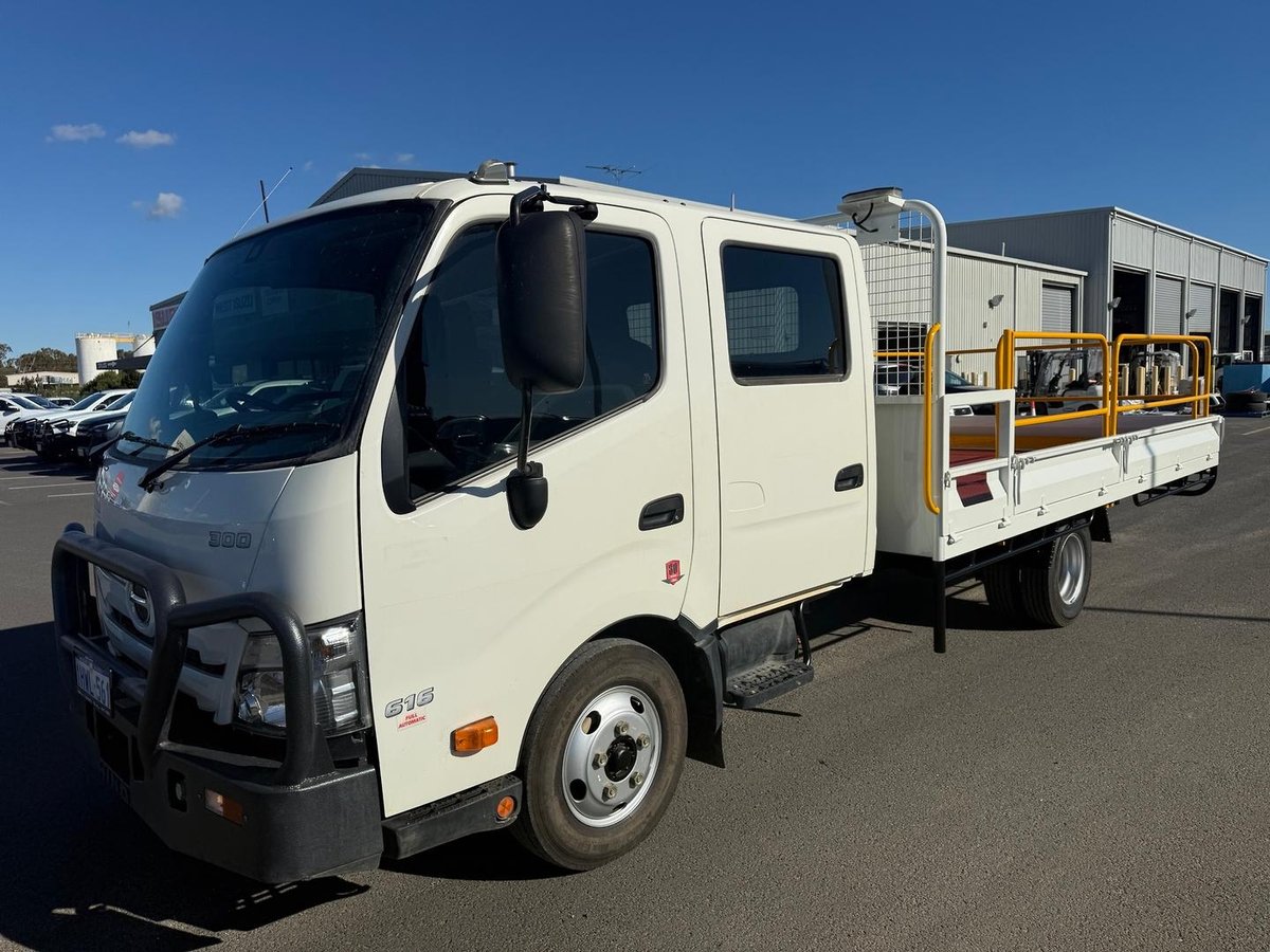 2023 Hino 300 Series 616 Crew image 3