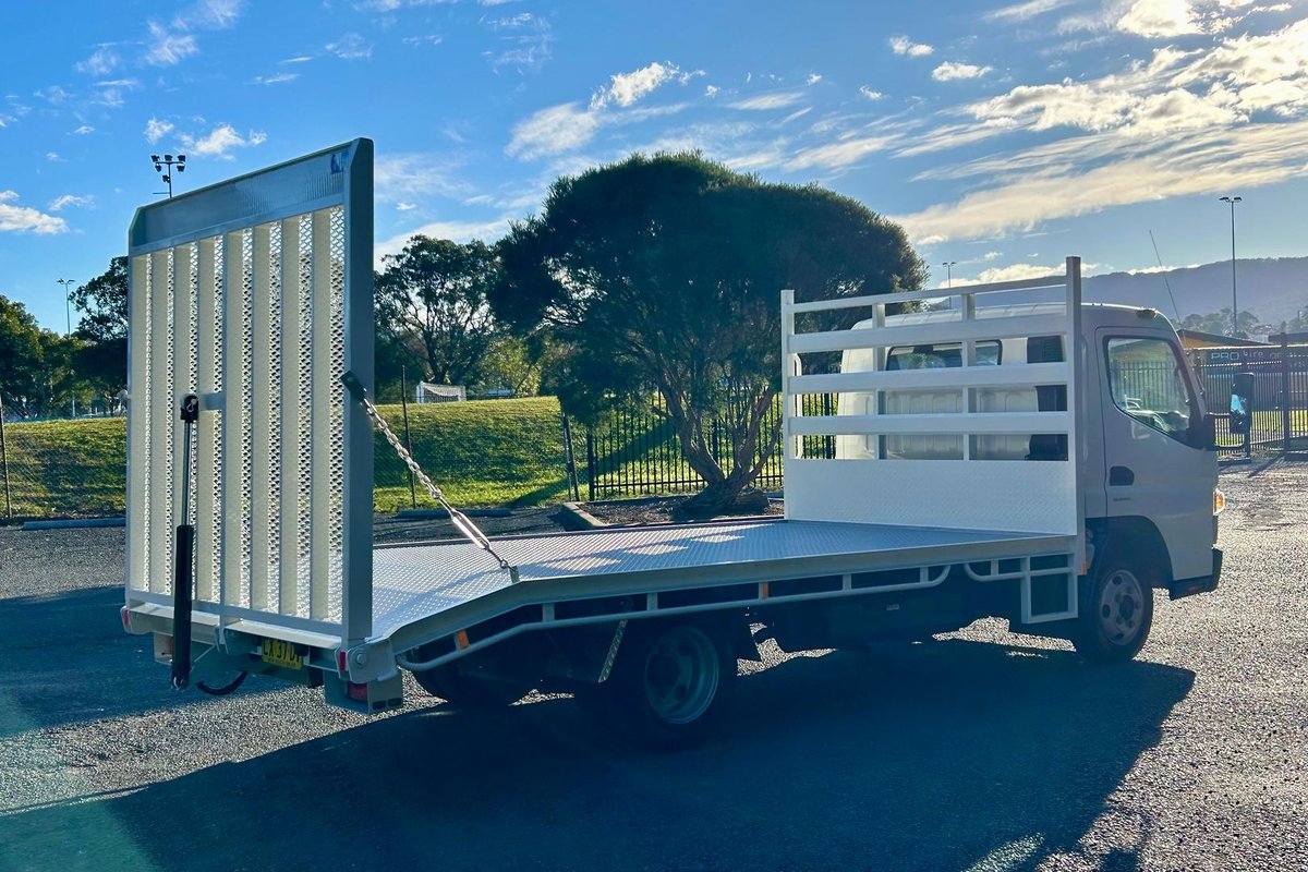 2020 Fuso Canter 515 image 5