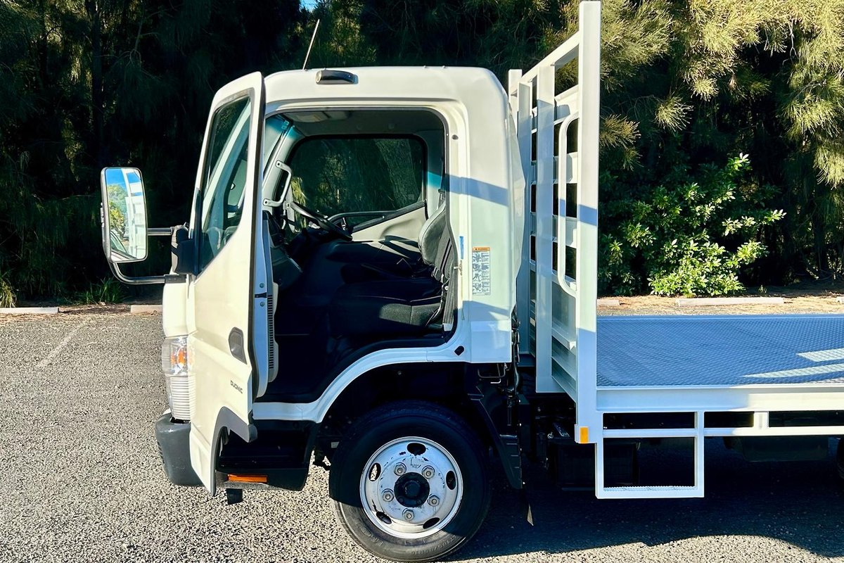 2020 Fuso Canter 515 image 15