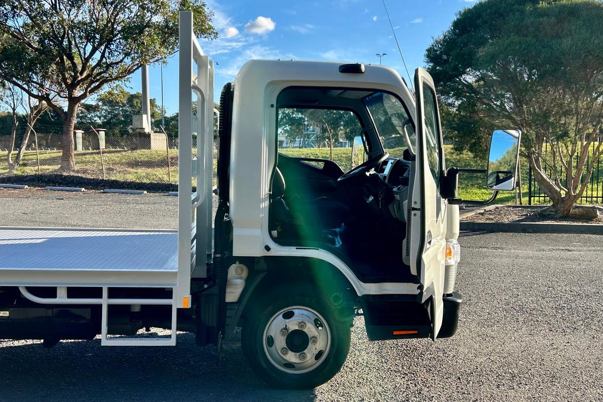 2020 Fuso Canter 515 image 16