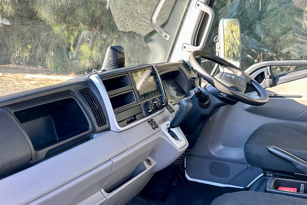2020 Fuso Canter 515 image 19