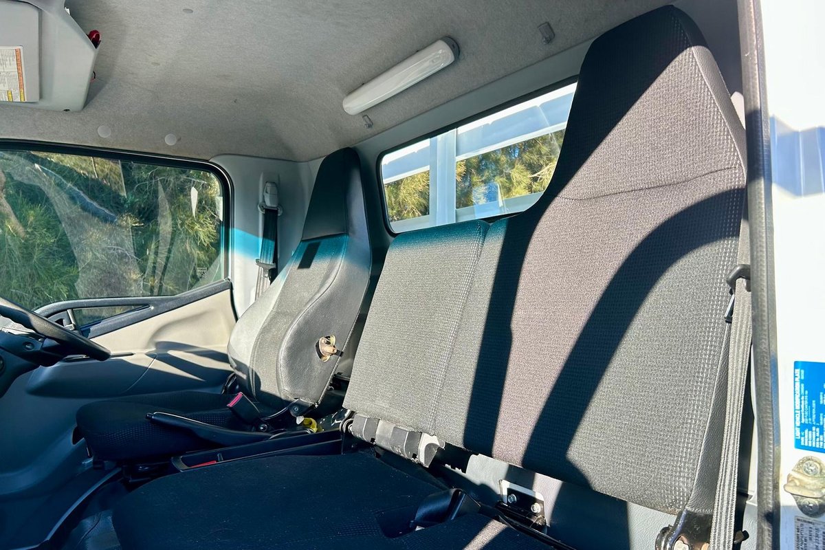 2020 Fuso Canter 515 image 21