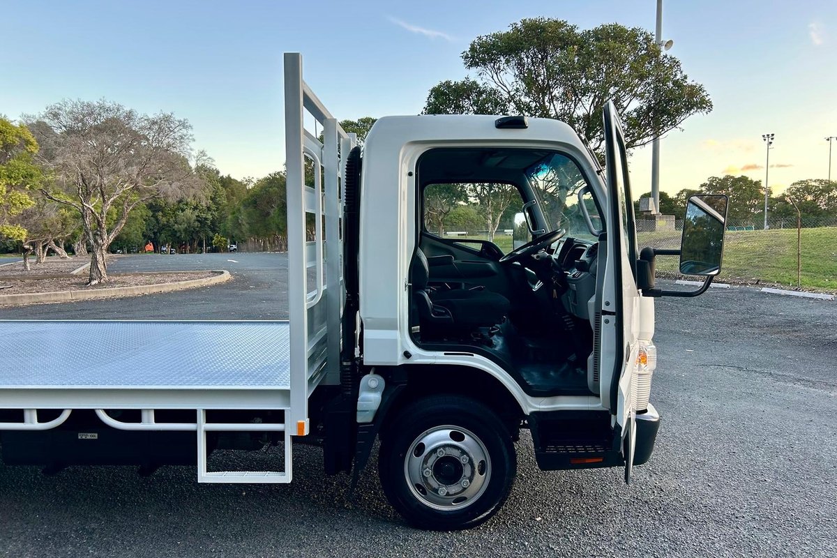 2019 Fuso Canter 515 image 17