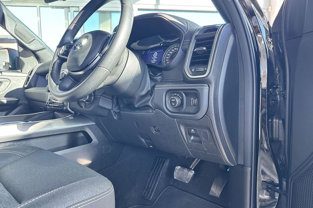 2026 RAM 1500 Express Black Edition Hurricane SO DT MY26 4X4 Dual Range image 16