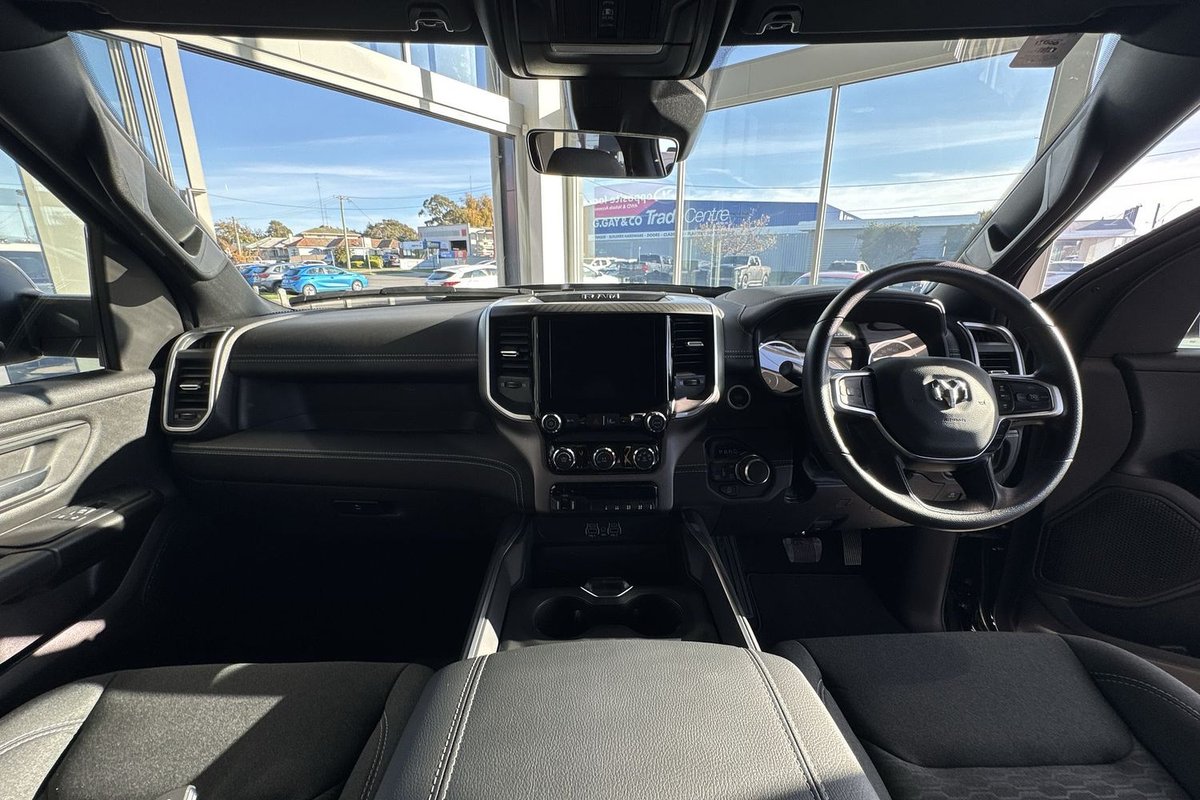 2026 RAM 1500 Express Black Edition Hurricane SO DT MY26 4X4 Dual Range image 19