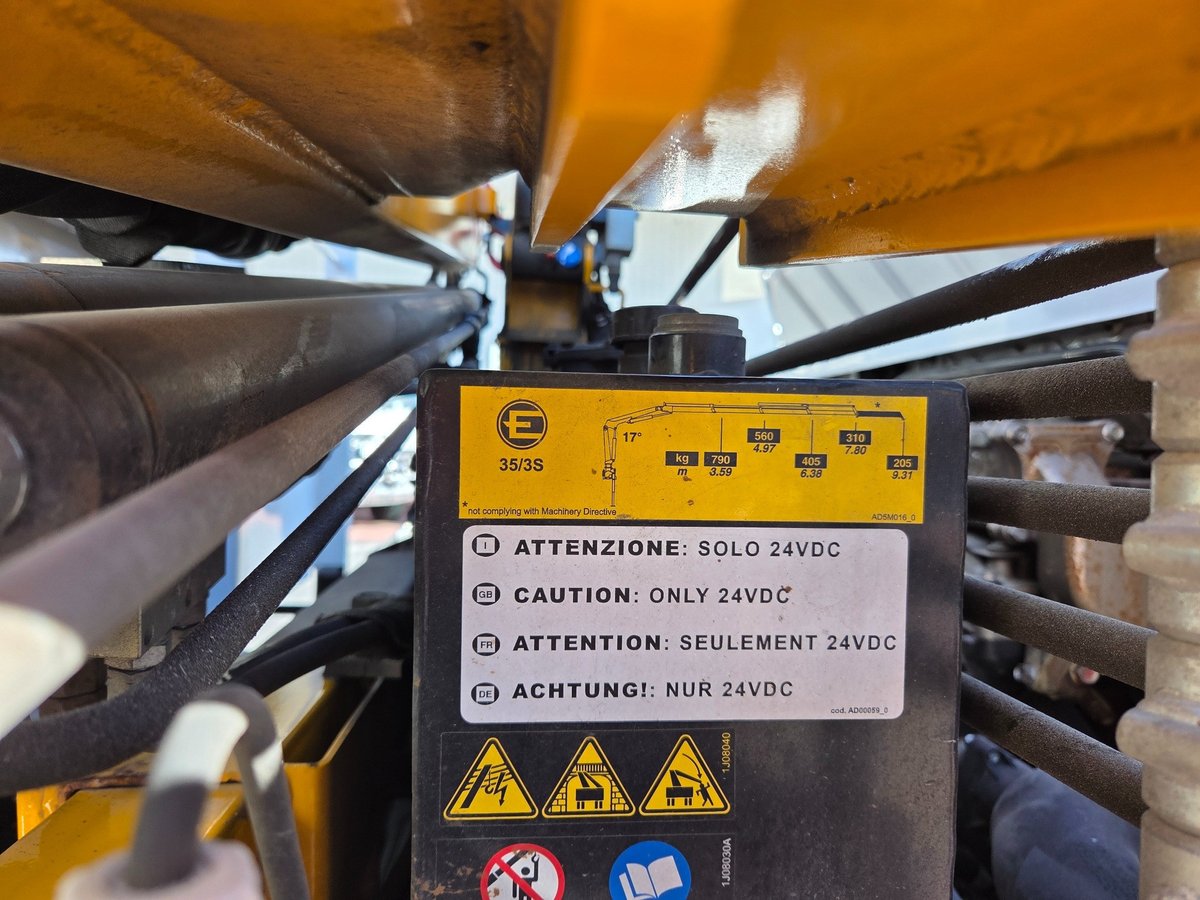 2021 Isuzu Trucks Npr 65/45-190 3 Ton Tray And Crane image 4