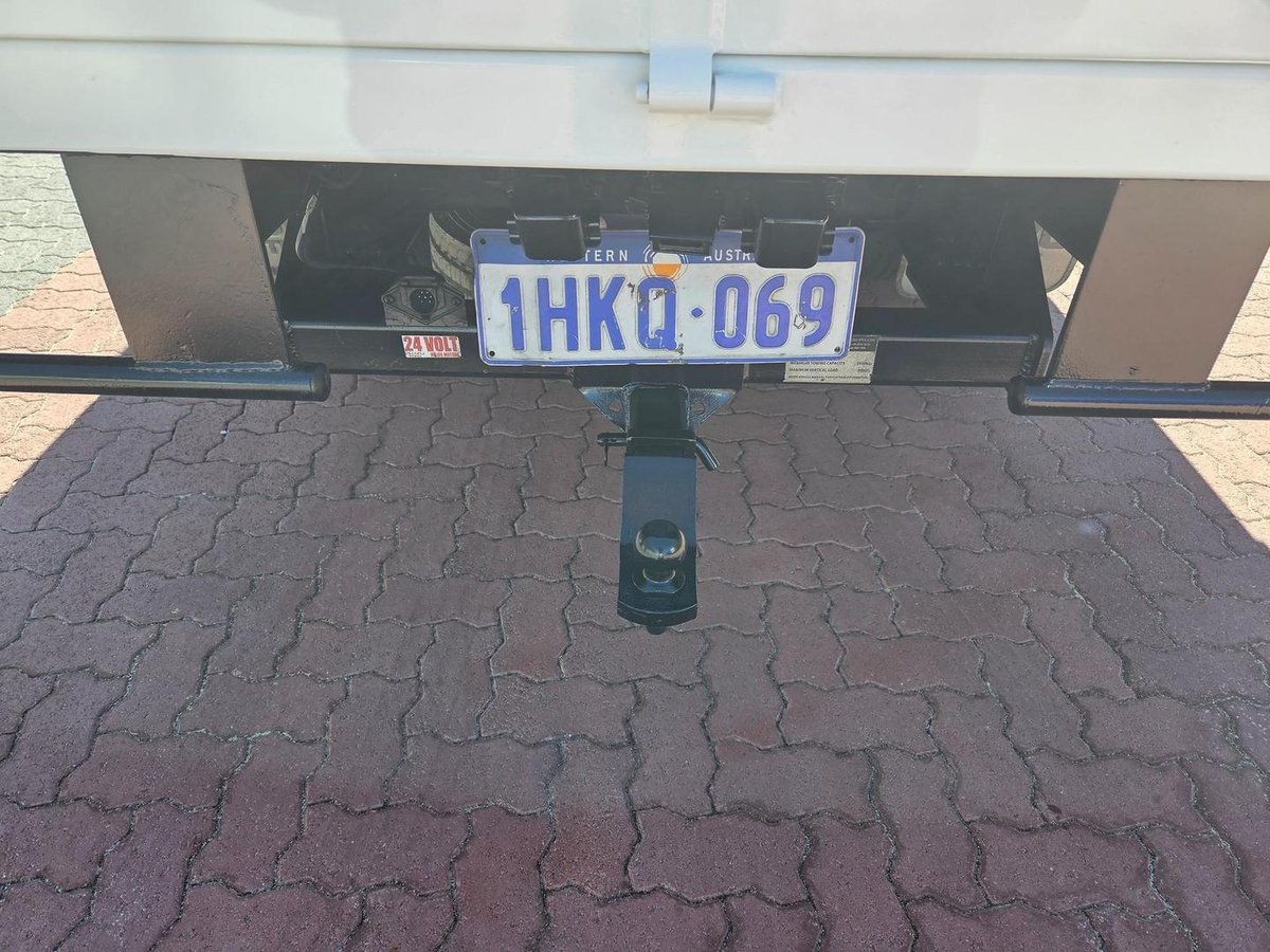 2021 Isuzu Npr 65/45-190 3 Ton Tray And Crane image 3