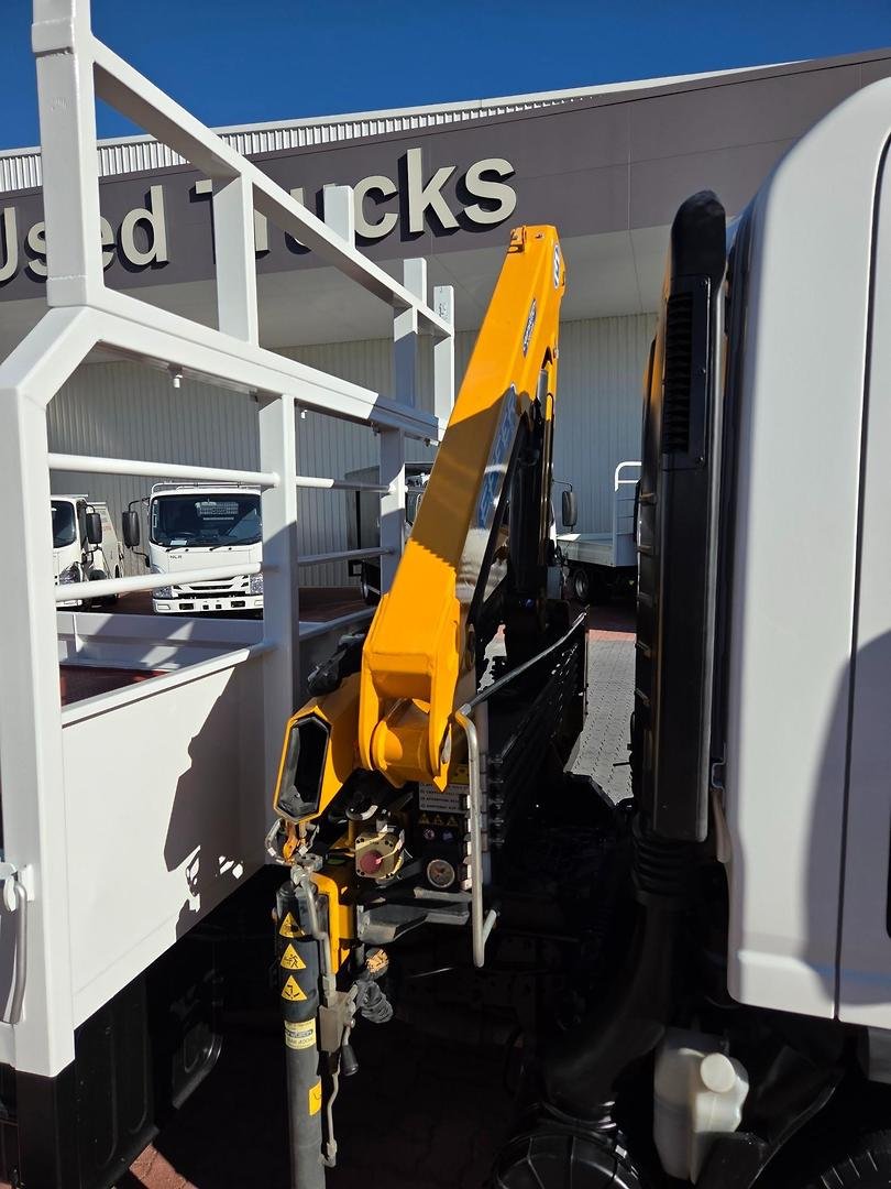 2021 Isuzu Npr 65/45-190 3 Ton Tray And Crane image 5