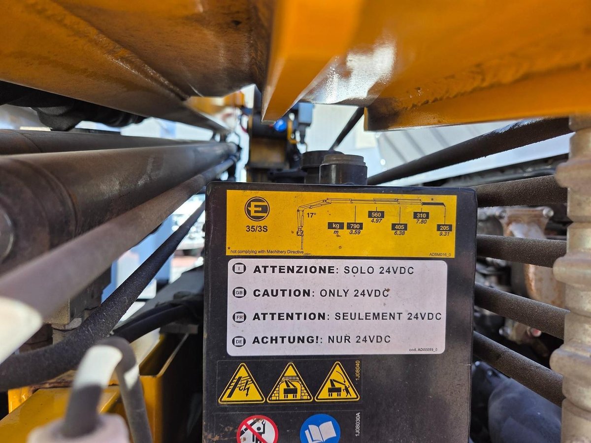 2021 Isuzu Npr 65/45-190 3 Ton Tray And Crane image 4