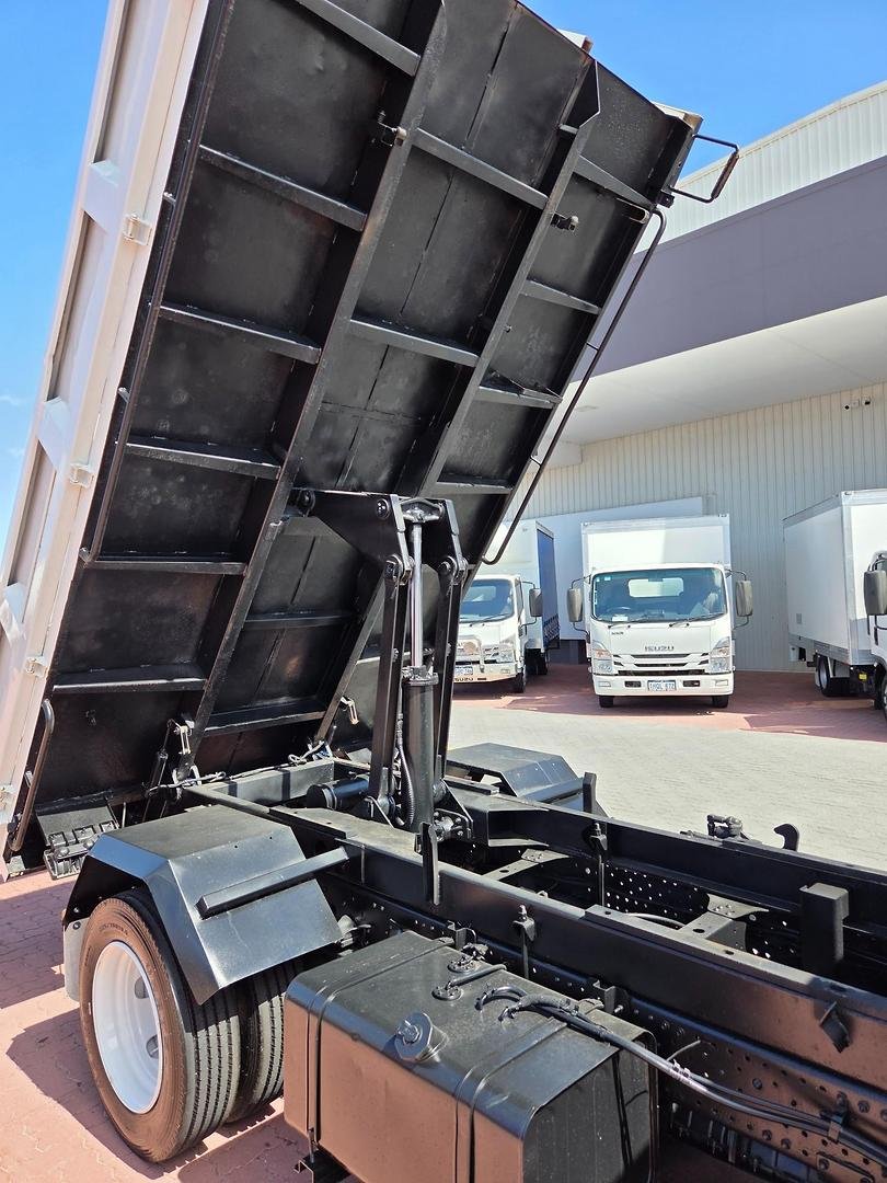 2013 Isuzu Nqr450 4.5 Ton Amt Tipper image 17