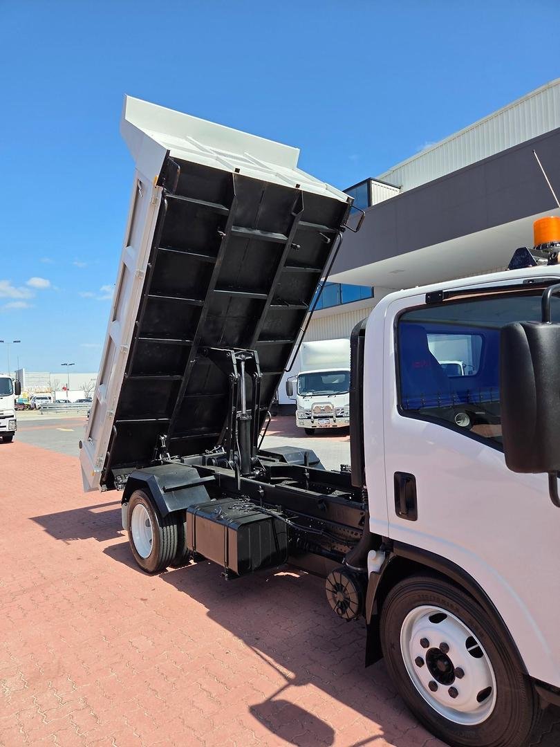 2013 Isuzu Nqr450 4.5 Ton Amt Tipper image 21