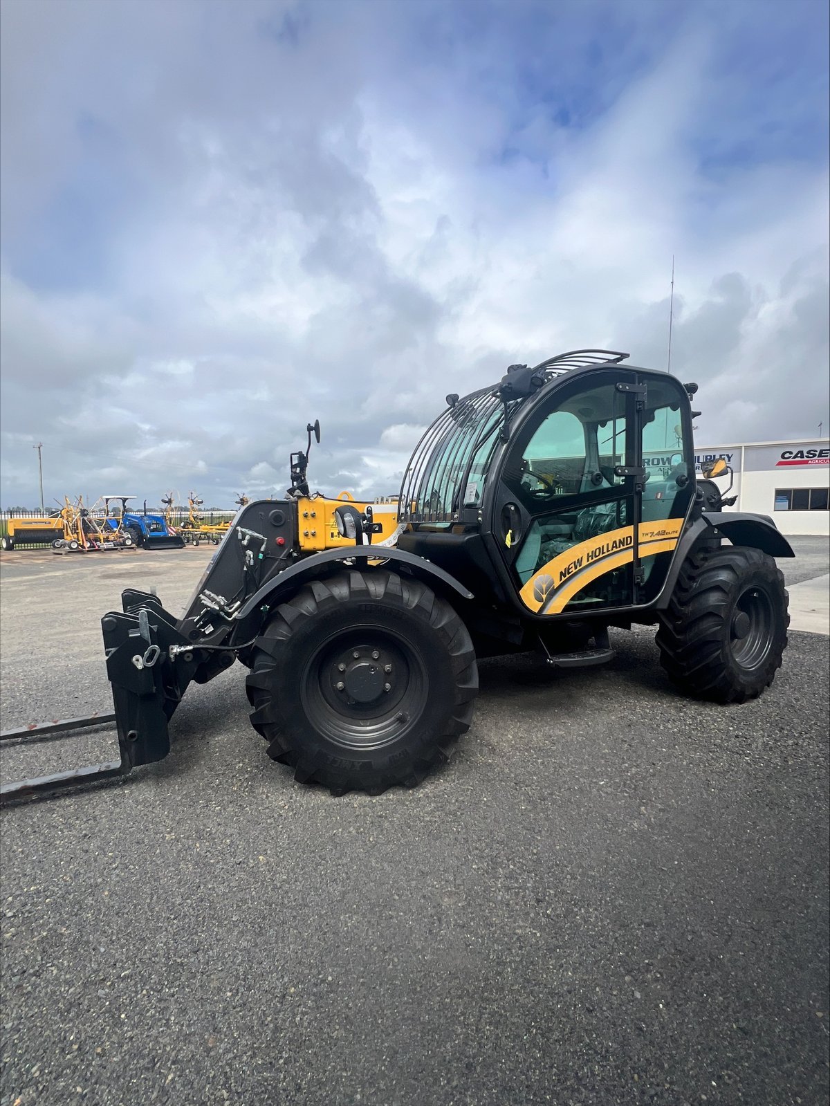 NEW HOLLAND TH7.42 ELITE TELEHANDLER image 2