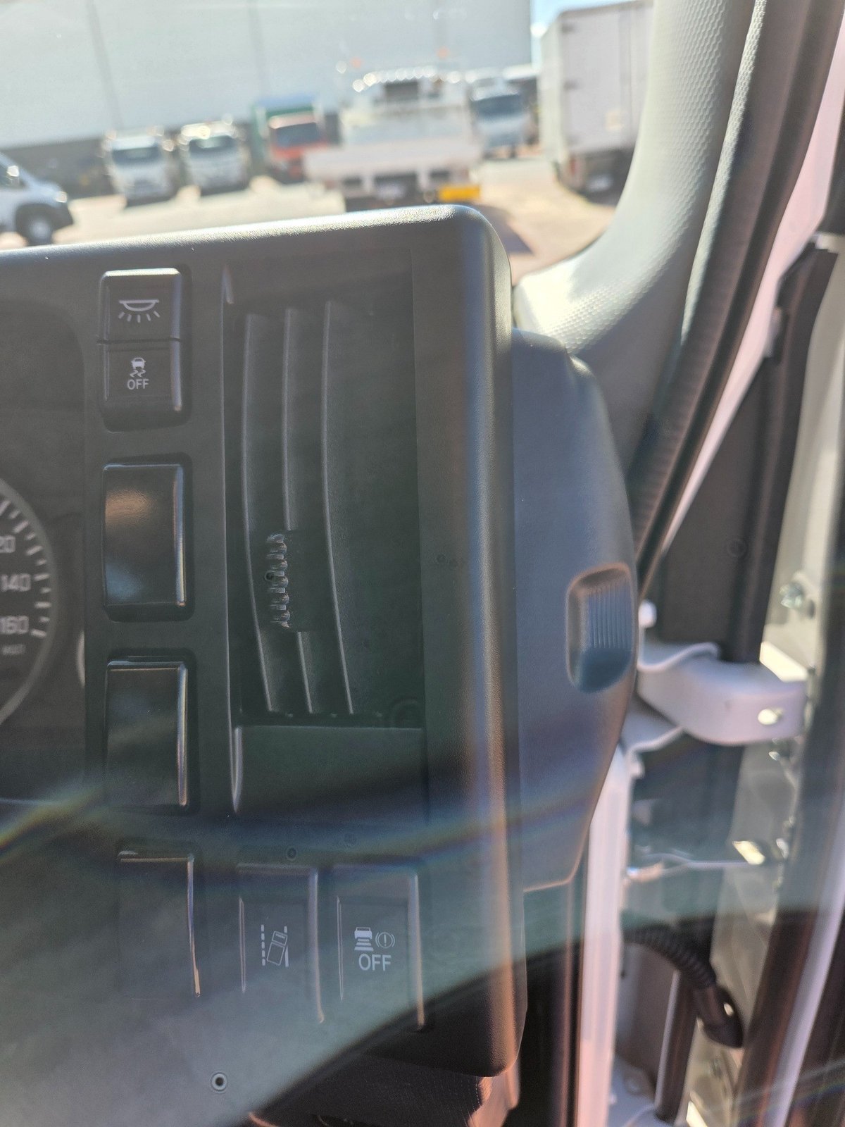 2024 Isuzu Trucks Nlr 45-150 Amt Mwb Car License Tray image 7