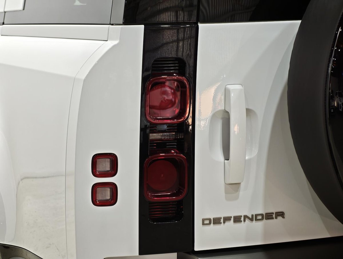 2025 Land Rover Defender 130 D350 X-Dynamic SE L663 MY25.5 AWD image 19