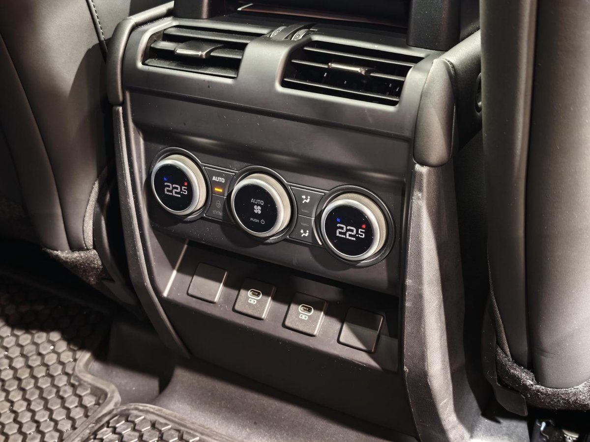 2025 Land Rover Defender 130 D350 X-Dynamic SE L663 MY25.5 AWD image 18