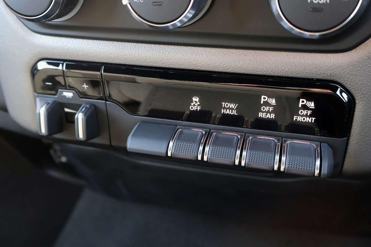 2023 RAM 1500 Big Horn DT MY24 4X4 Dual Range image 16