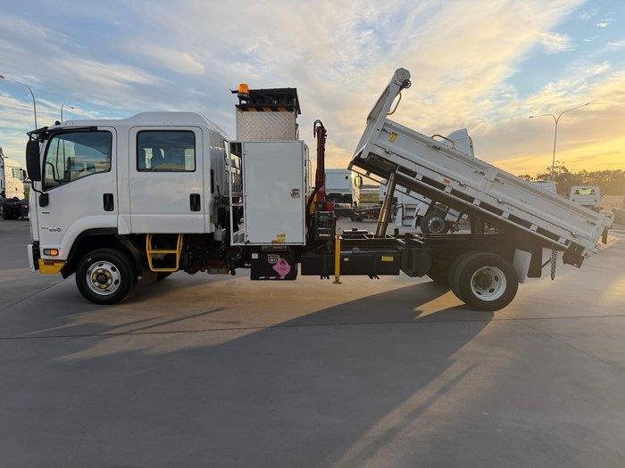 2017 Isuzu F Series FRR110-260 image 19