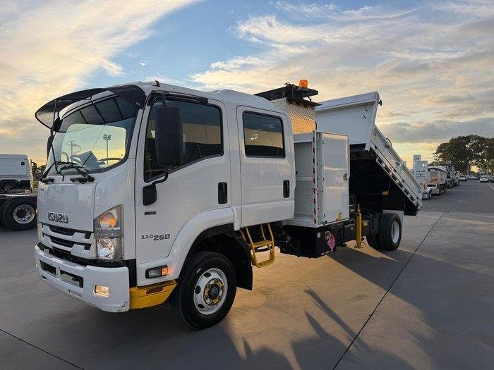 2017 Isuzu F Series FRR110-260 image 18