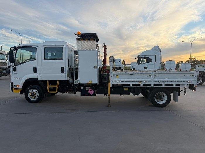 2017 Isuzu F Series FRR110-260 image 2