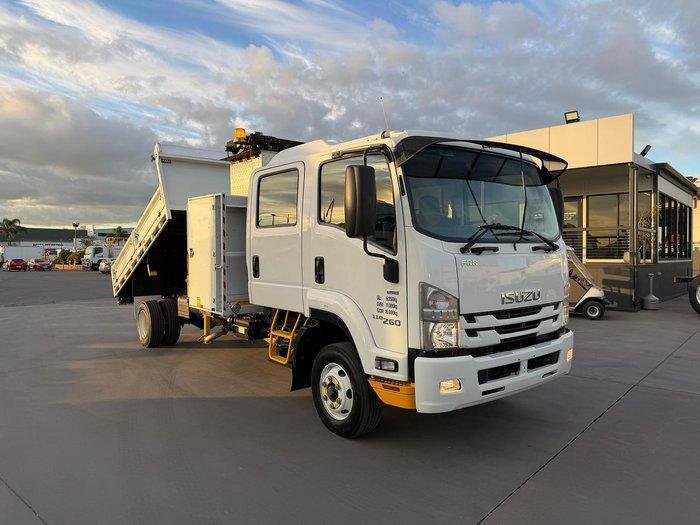 2017 Isuzu F Series FRR110-260 image 24