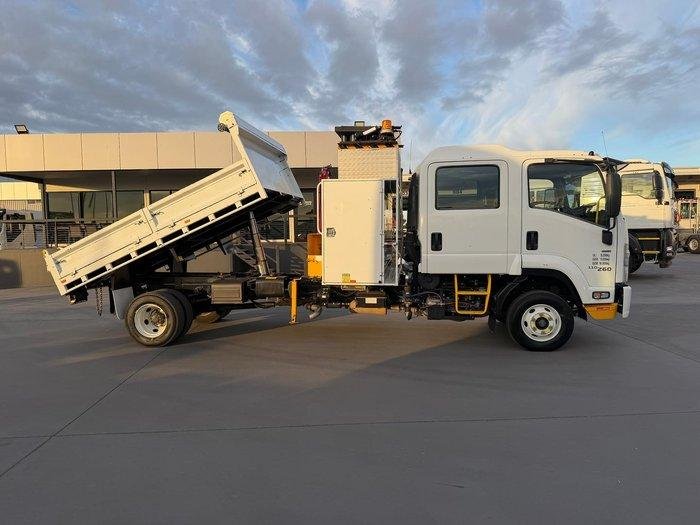 2017 Isuzu F Series FRR110-260 image 23