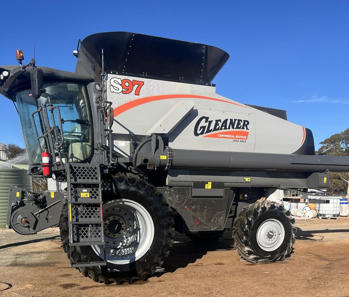 2023 Gleaner S97 & Macdon D140 Front Rigid Draper Platform