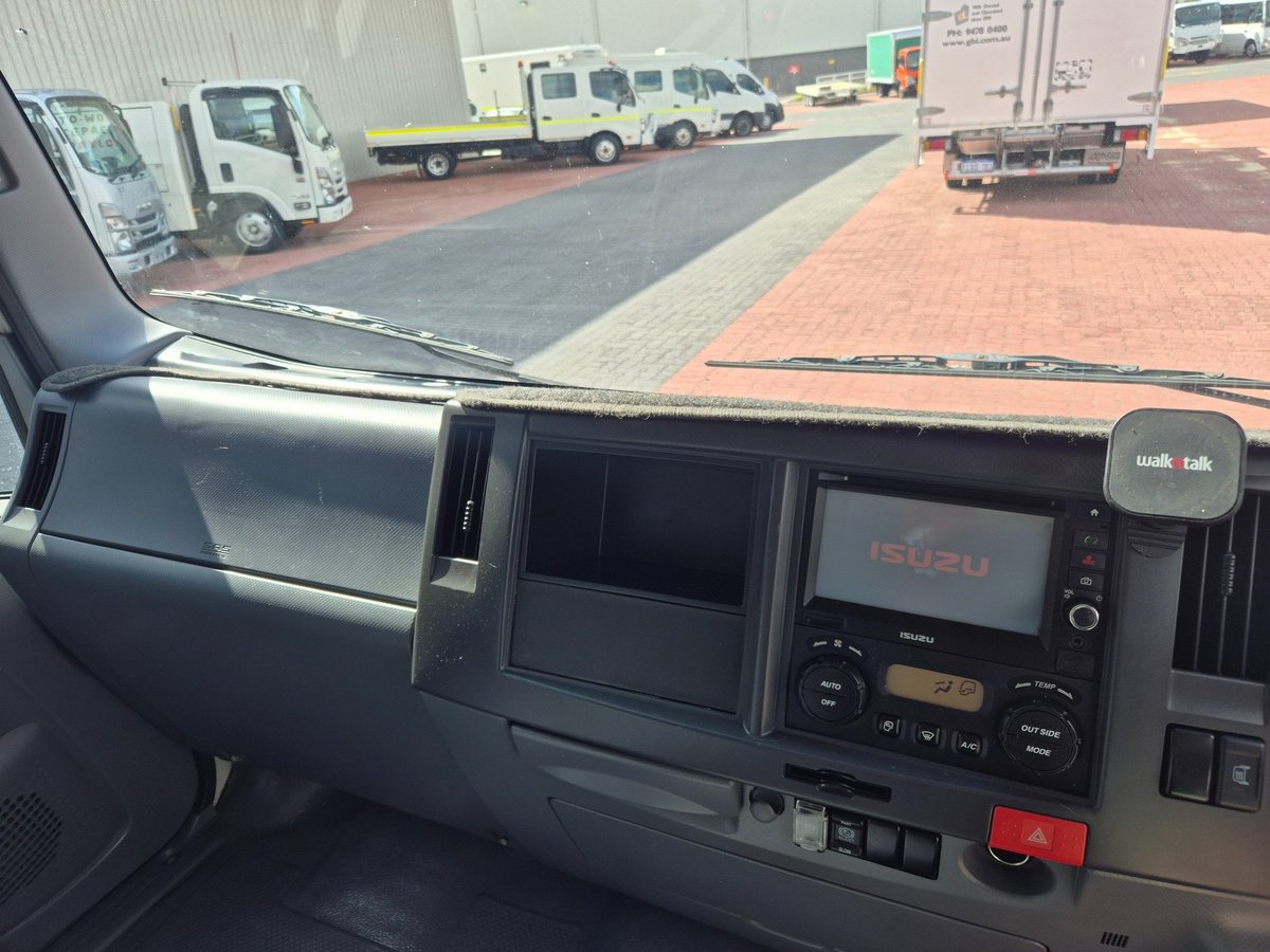 2017 Isuzu Trucks Npr65-190  3 Ton Service Body image 3
