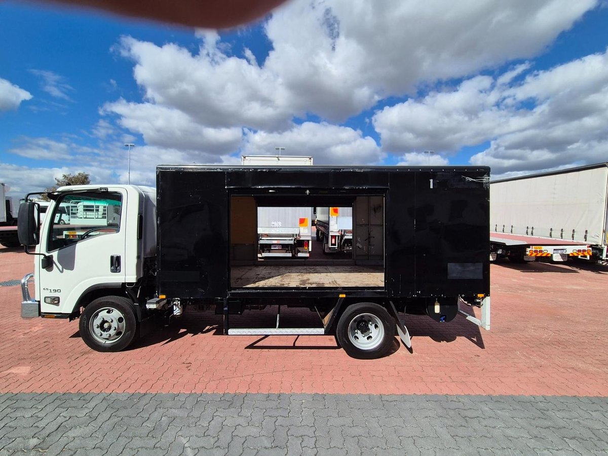 2017 Isuzu Npr65-190  3 Ton Service Body image 6